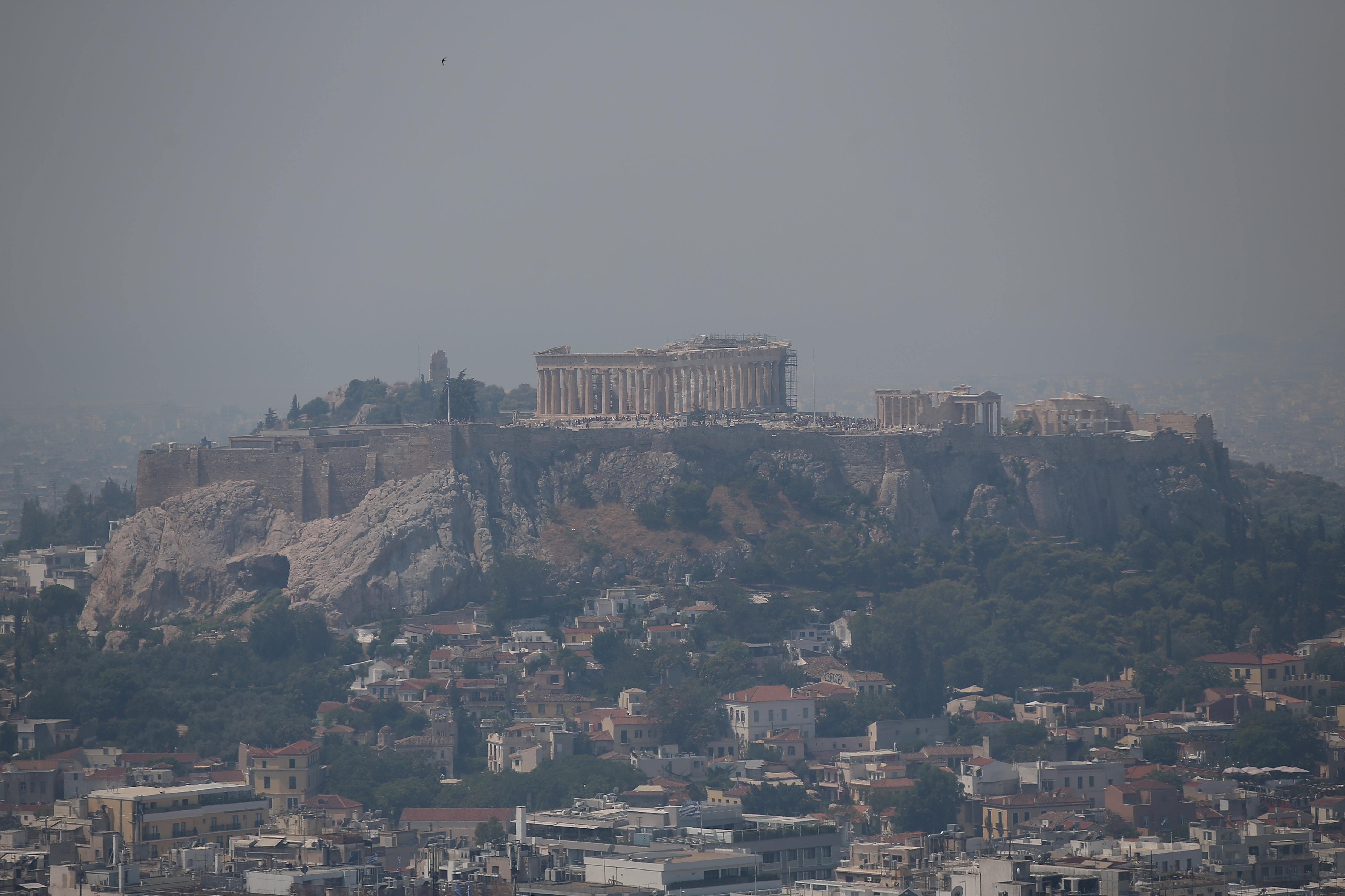 Αττική: Μειώνεται ο καπνός από τη φωτιά στην Εύβοια