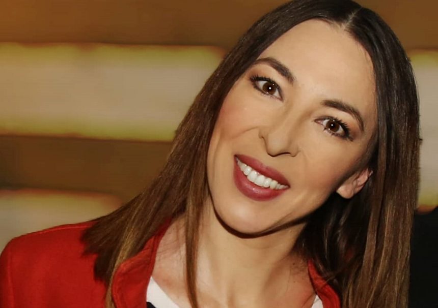 Η Αλίκη Κατσαβού ποζάρει μόνο με το μαγιό της και μας δείχνει το σώμα της χωρίς ρετούς