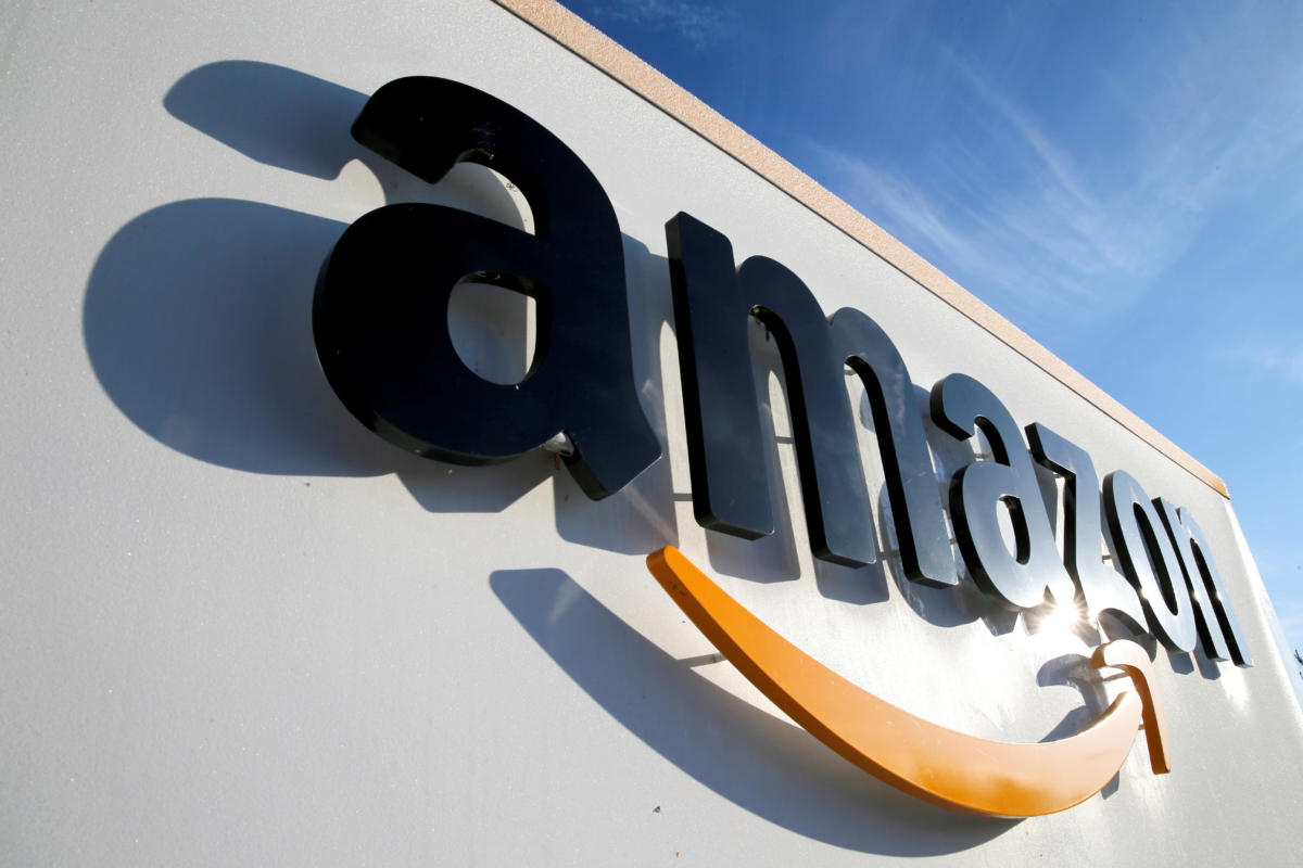 Η Λιθουανία καλεί την Amazon να απαγορεύσει το σφυροδρέπανο στα προϊόντα που πωλεί