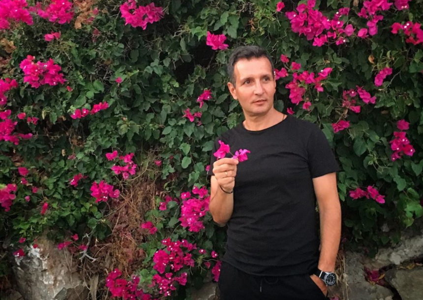 Δημήτρης Μπάσης: Ποζάρει αγκαλιά με τους γιους τους στις καλοκαιρινές διακοπές τους!