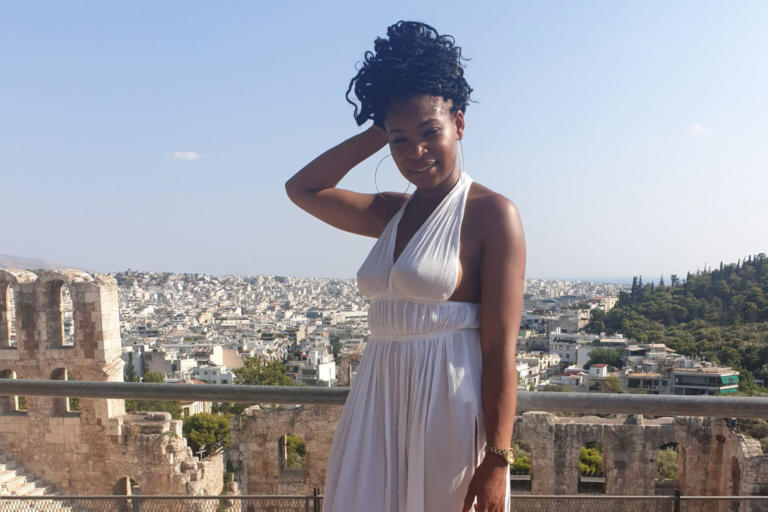 "Με πέταξαν ουρλιάζοντας από το Μουσείο της Ακρόπολης! Με συνέλαβαν για το φόρεμα που φορούσα!" - Απίστευτες καταγγελίες από Βρετανή travel blogger