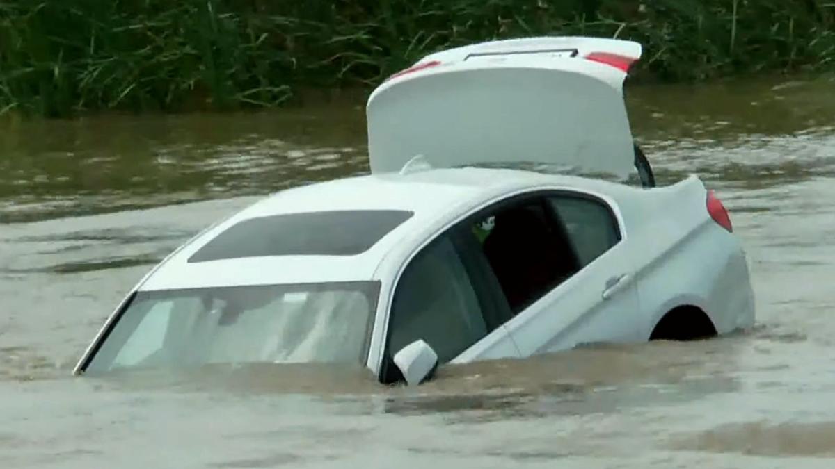 Νεαρός έριξε την καινούρια του BMW στο ποτάμι επειδή ήθελε να του αγοράσουν Jaguar [vid]