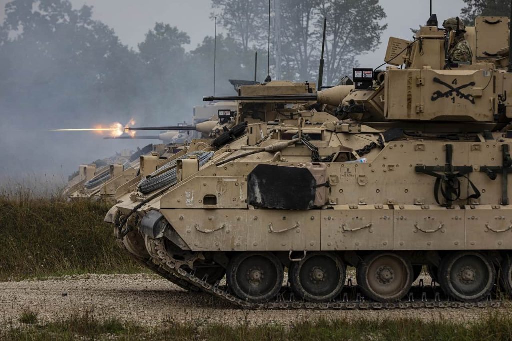 Εντυπωσιακές βολές από άρματα μάχης Abrams και Bradley του Στρατού των ΗΠΑ [pics]