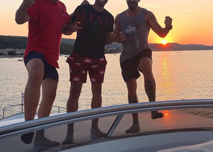 Έλληνας παρουσιαστής έκανε σκαφάτες διακοπές στην Χαλκιδική με διεθνή ποδοσφαιριστή!