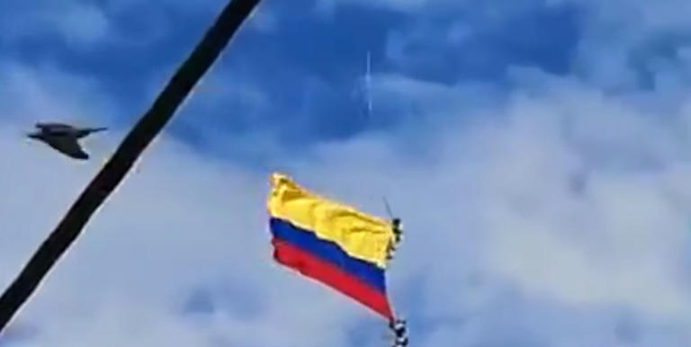 Καρέ καρέ ο θάνατος δυο στρατιωτικών στην Κολομβία: Έπεσαν στο κενό ενώ κρέμονταν από σημαία κατά τη διάρκεια επίδειξης