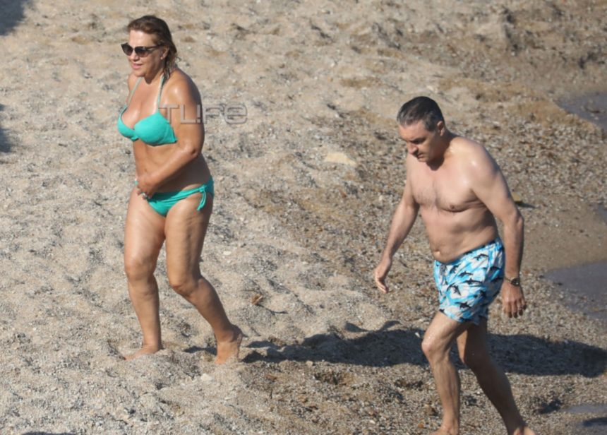 Δέσποινα Μοιραράκη: Με μαγιό στην θάλασσα με τον άντρα της και χωρίς ρετούς!