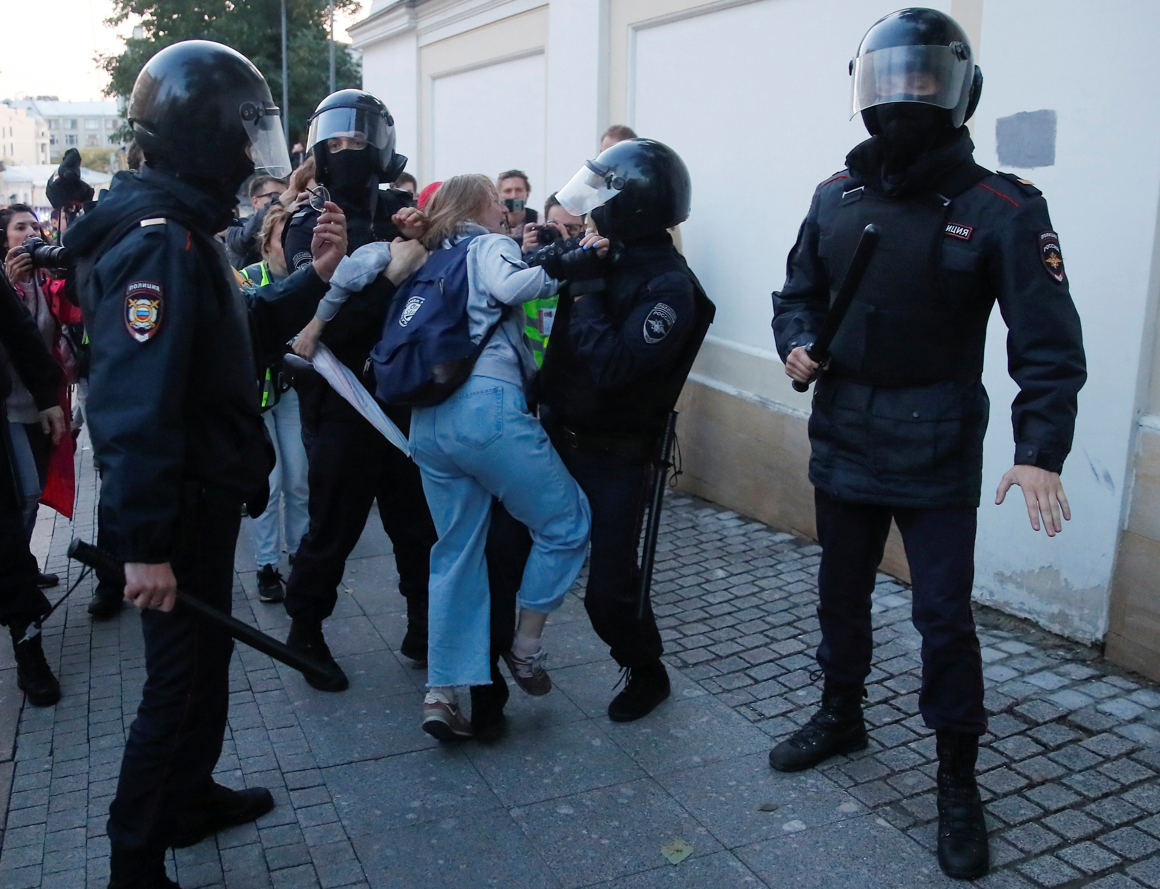 Ρωσία: Οργή για τον αστυνομικό που γρονθοκοπεί διαδηλώτρια