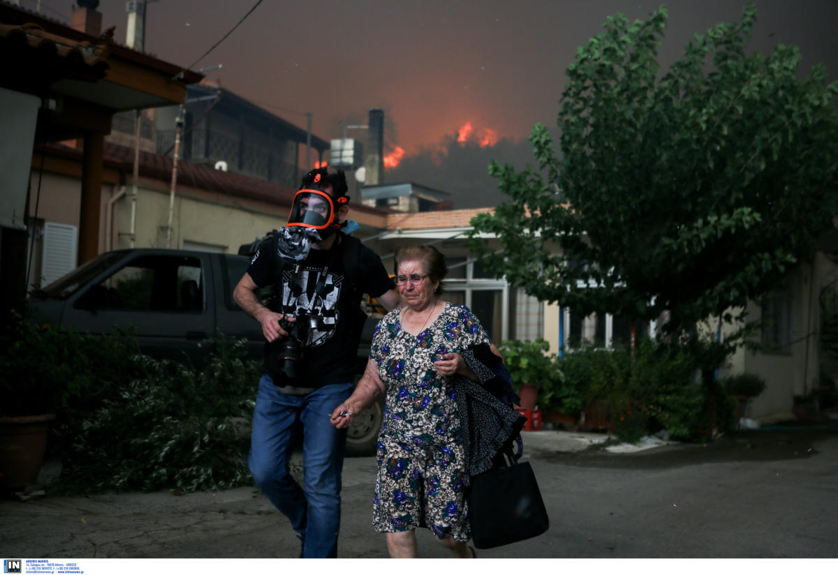Συγκλονιστικές εικόνες! Η στιγμή της εκκένωσης φλεγόμενων οικισμών στην Εύβοια