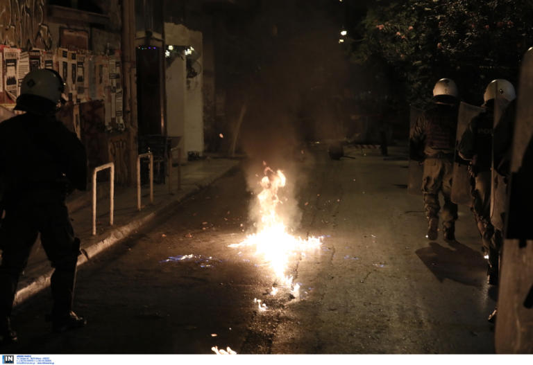 Εξάρχεια: Μολότοφ, ξύλα και πέτρες ως «απάντηση» στην επιχείρηση – σκούπα!