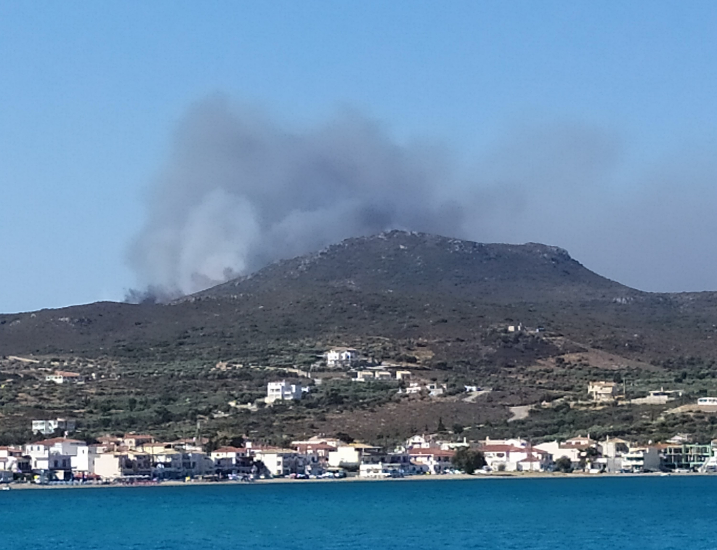 Ελαφόνησος: Σε εξέλιξη μεγάλη φωτιά – Εκκενώθηκαν «Camping» και ξενοδοχείο [video, pics]