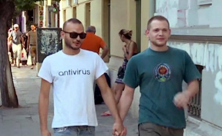 "Άντρακλες είναι"! Καταγγέλλουν ομοφοβική επίθεση από αστυνομικούς στο κέντρο της Αθήνας!