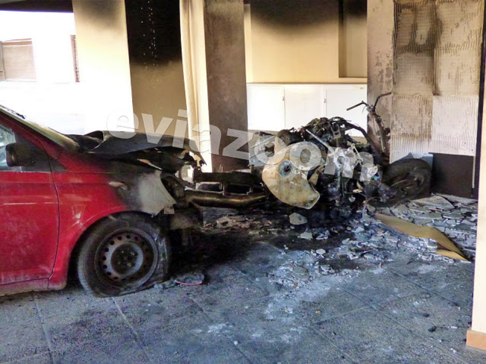Κόλαση φωτιάς στη Χαλκίδα! Λαμπάδιασε η πυλωτή καίγοντας μηχανές και αυτοκίνητο!