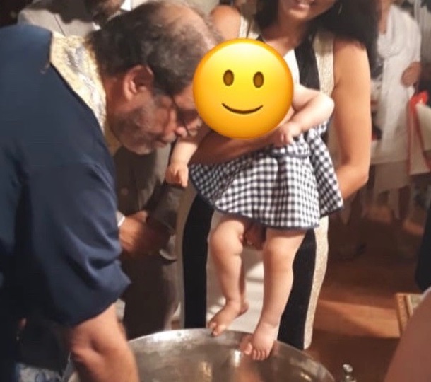 Η γνωστή Ελληνίδα και ο κούκλος σύζυγός της βάφτισαν την κόρη τους – Δείτε φωτογραφίες