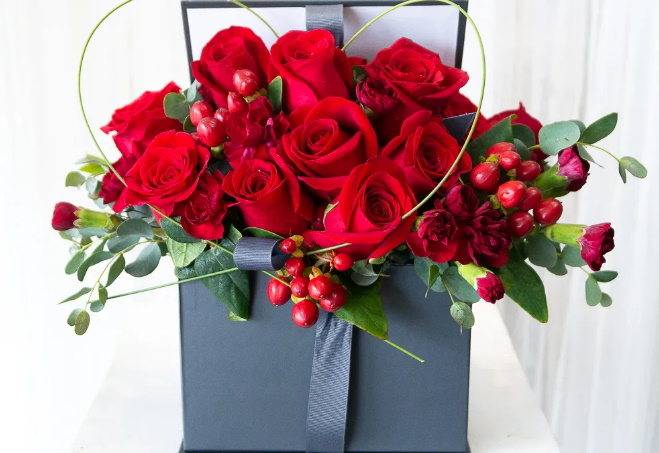 ‘Εδωσαν σε πασίγνωστη Ελληνίδα τραγουδίστρια ανθοδέσμη με στρινγκ!