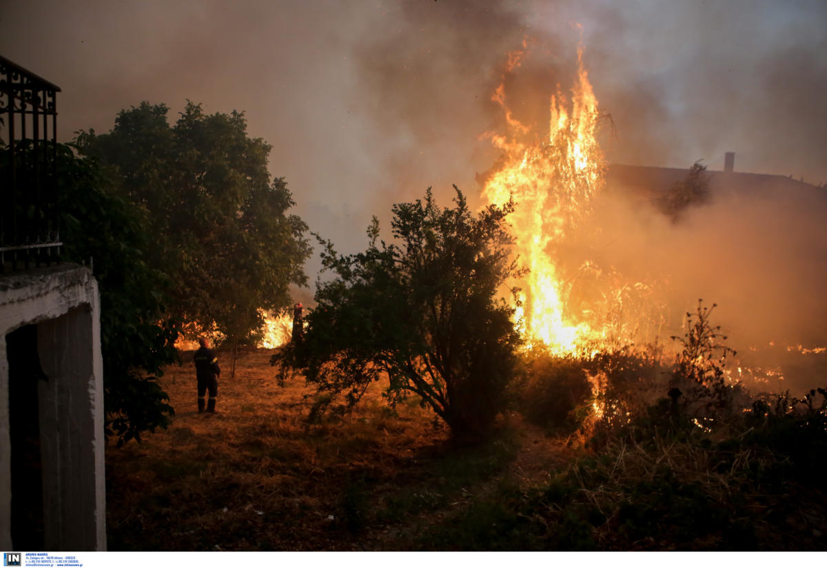 Φωτιά Εύβοια: Ζημιές σε σπίτια στο χωριό Μακρυμάλλη