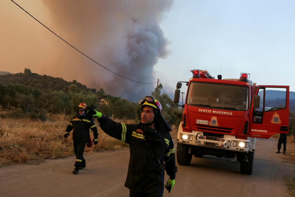 Εύβοια: Τιτάνια η μάχη με τις φλόγες όλο το βράδυ – “Έπεσε” ο αέρας