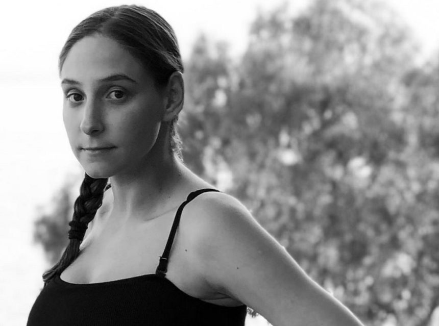 Η Φωτεινή Αθερίδου ποζάρει στον 8ο μήνα της εγκυμοσύνης της και ο Θοδωρής Αθερίδης σχολιάζει την κοιλιά της!