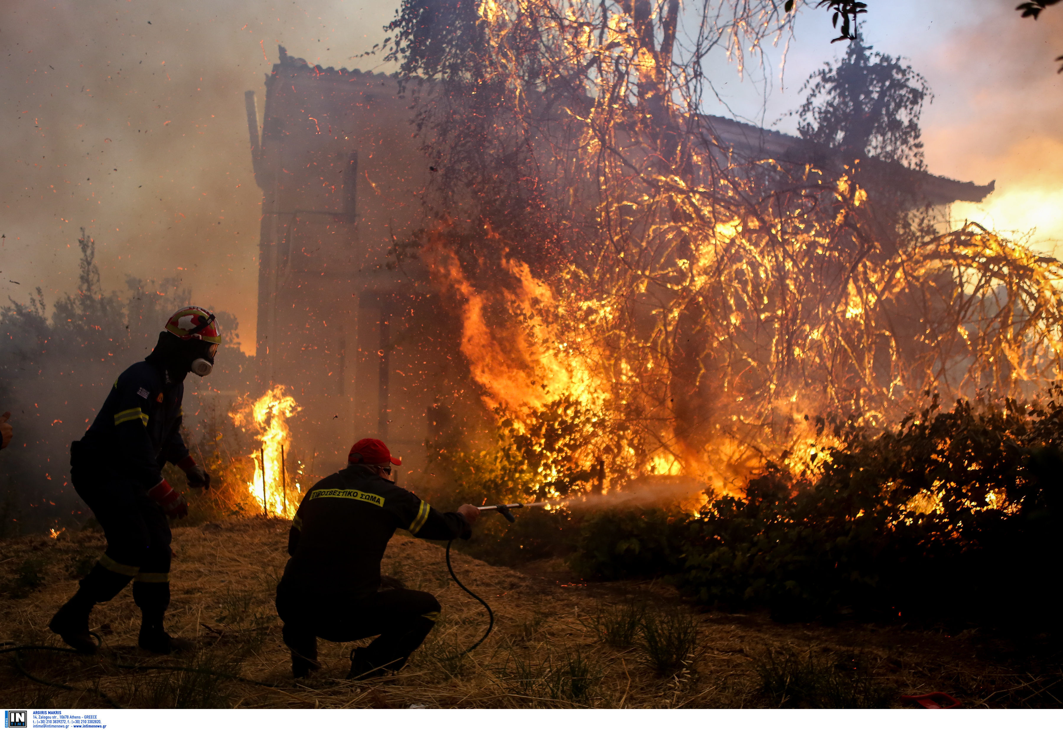 Φωτιά Εύβοια: Συγκλονιστικές εικόνες από την μάχη με τις φλόγες