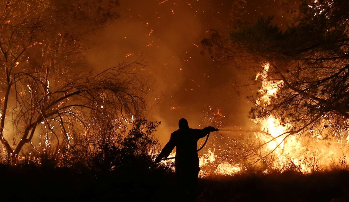 Φωτιά Εύβοια: Μαίνεται η μάχη! Αντιπυρική ζώνη περιμετρικά του χωριού Πλατάνα!