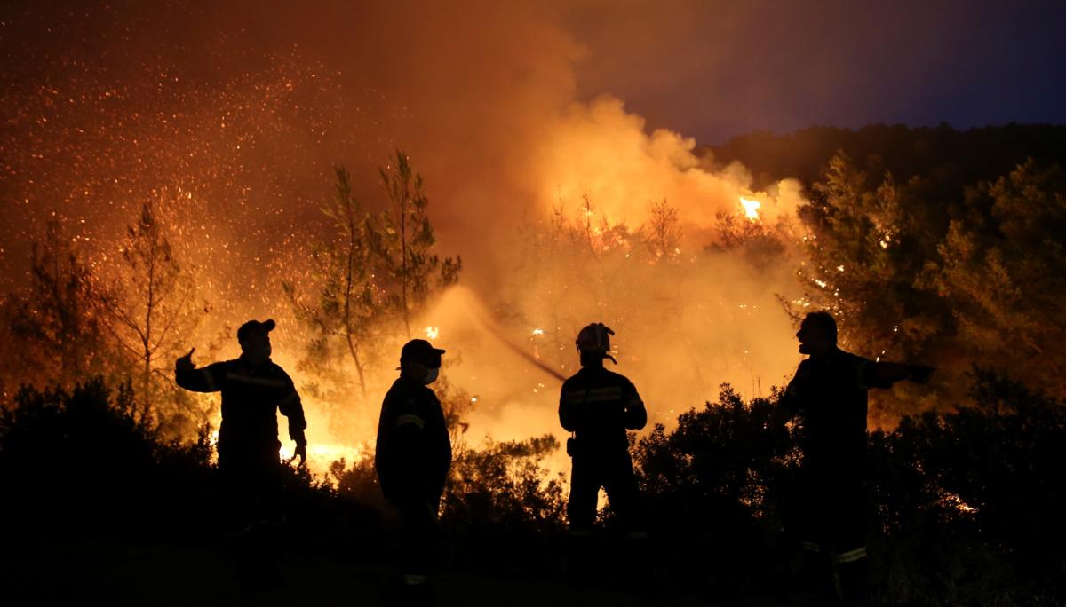 Εύβοια: Ολονύκτια μάχη με τις φλόγες που φτάνουν και τα 20 μέτρα!