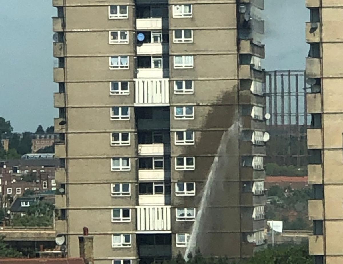 Βρετανία: Φωτιά στον 12ο όροφο κτιρίου κοντά στον Πύργο Γκρένφελ