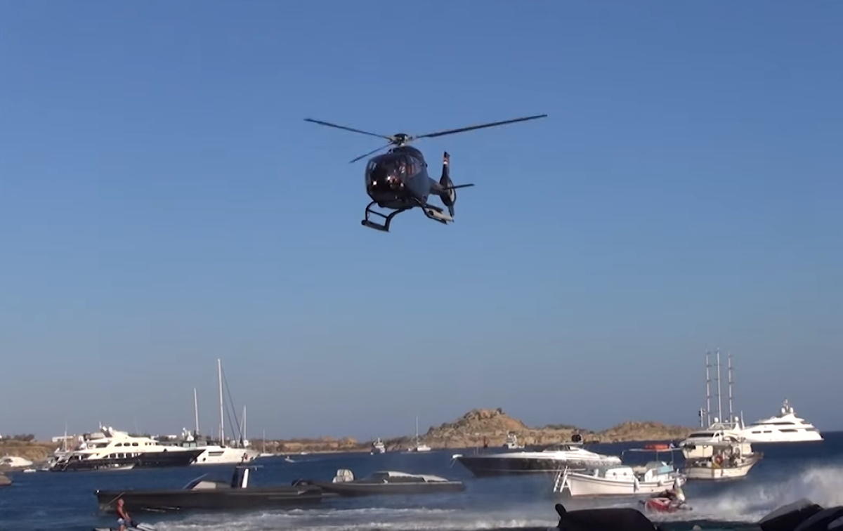 Προσγειώθηκε με ελικόπτερο στη Μύκονο και καλυμμένο το πρόσωπο του!