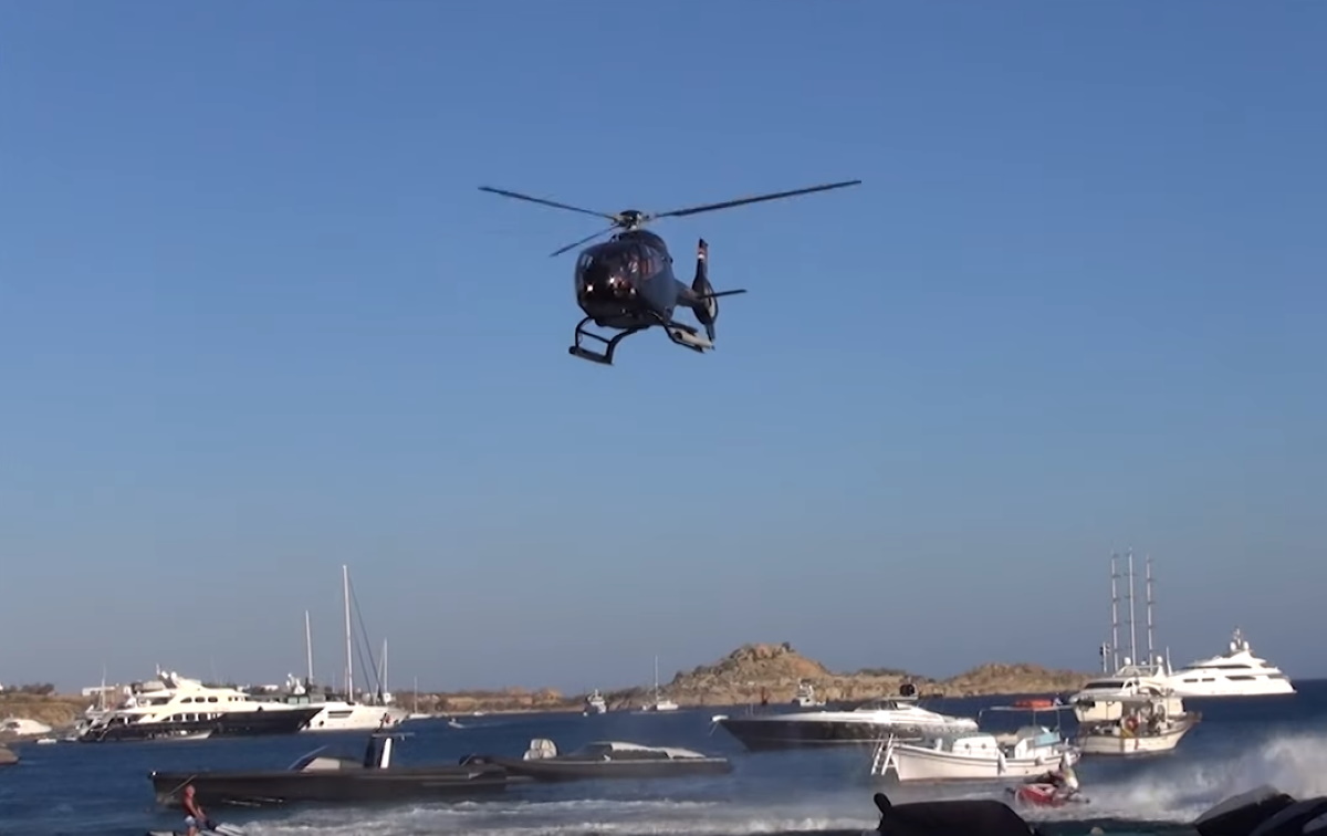 Προσγειώθηκε με ελικόπτερο στη Μύκονο και καλυμμένο το πρόσωπο του!