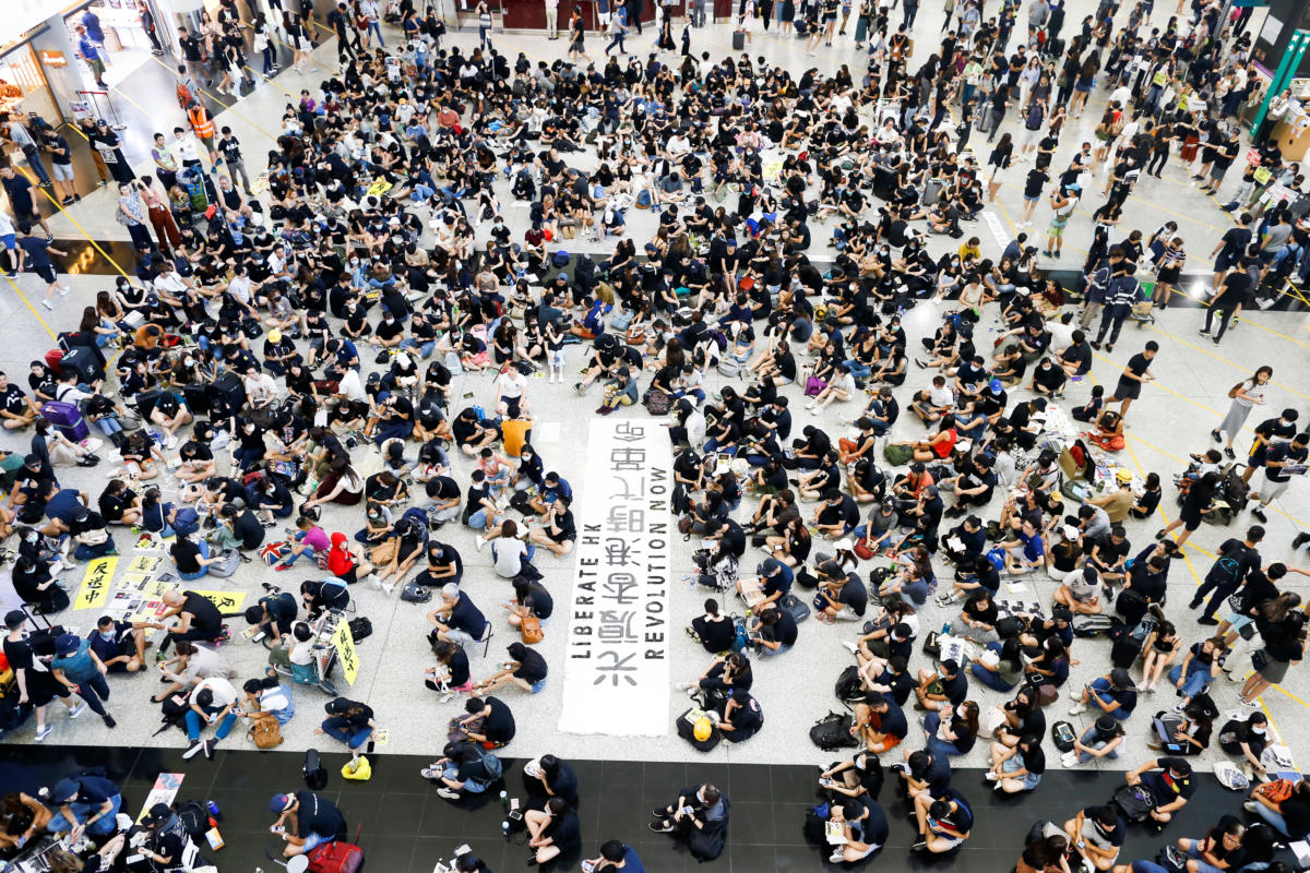 Χονγκ Κονγκ: Καθιστική διαμαρτυρία στο αεροδρόμιο από διαδηλωτές [pics]
