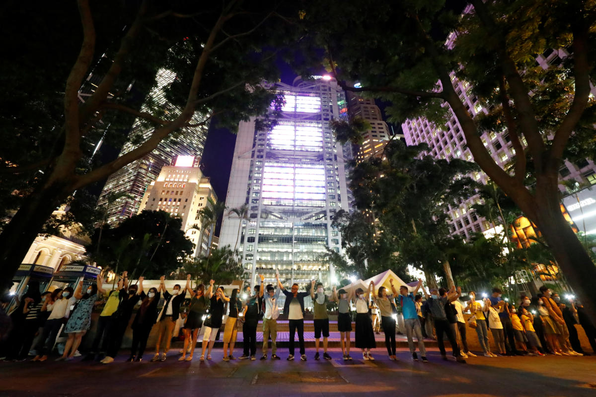 Χονγκ Κονγκ: Διαδηλωτές σχημάτισαν ανθρώπινη αλυσίδα υπέρ της δημοκρατίας