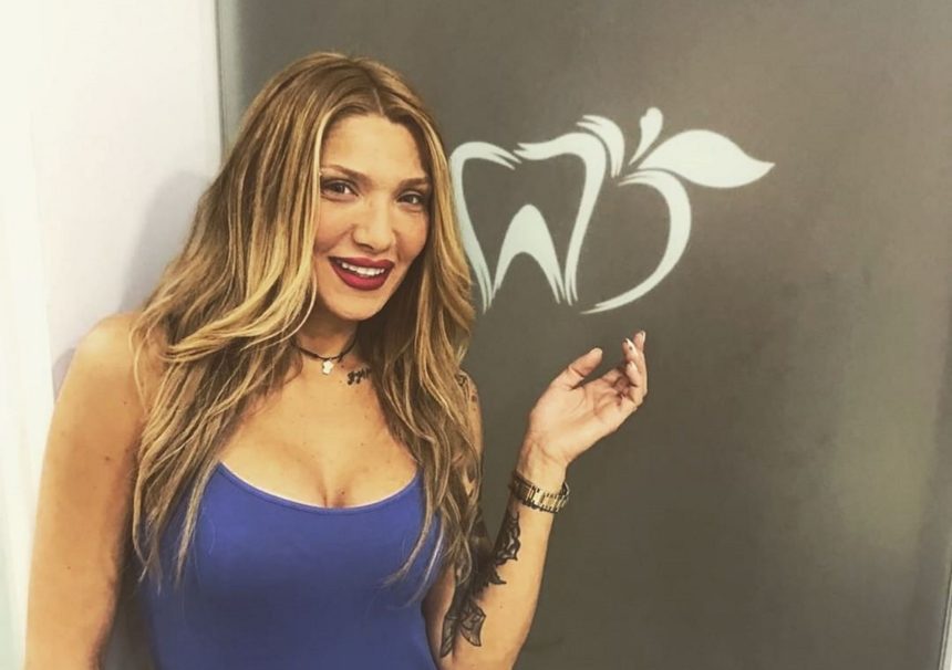 Η Αγγελική Ηλιάδη ποζάρει topless και αναστατώνει τον ανδρικό πληθυσμό