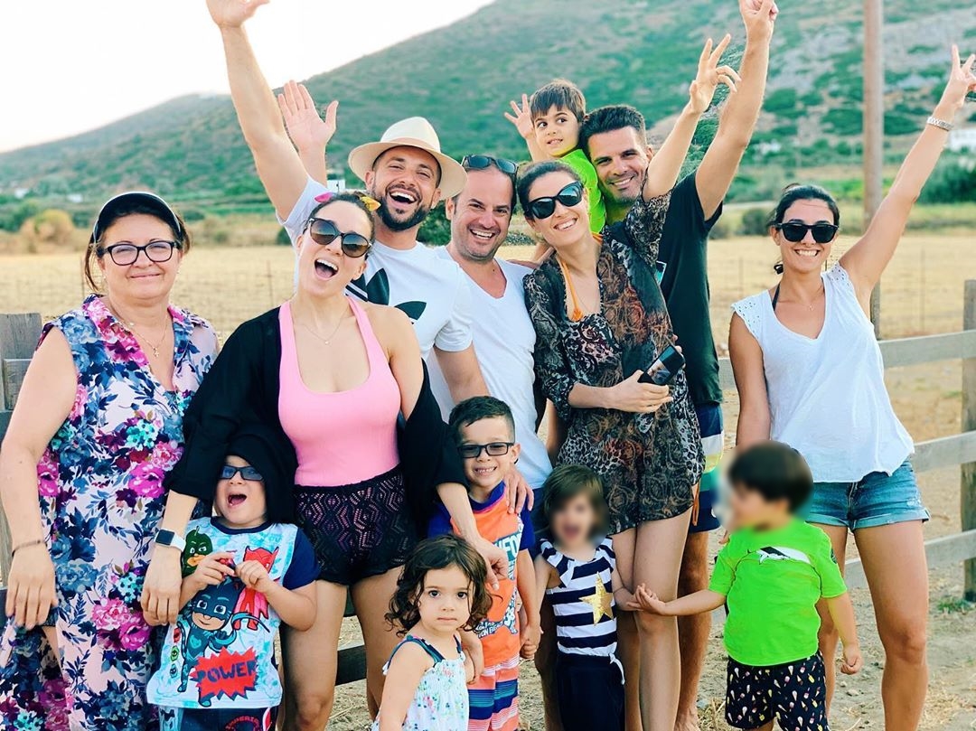 Καλομοίρα: Τα παιχνίδια με το γιο της στην παραλία! video