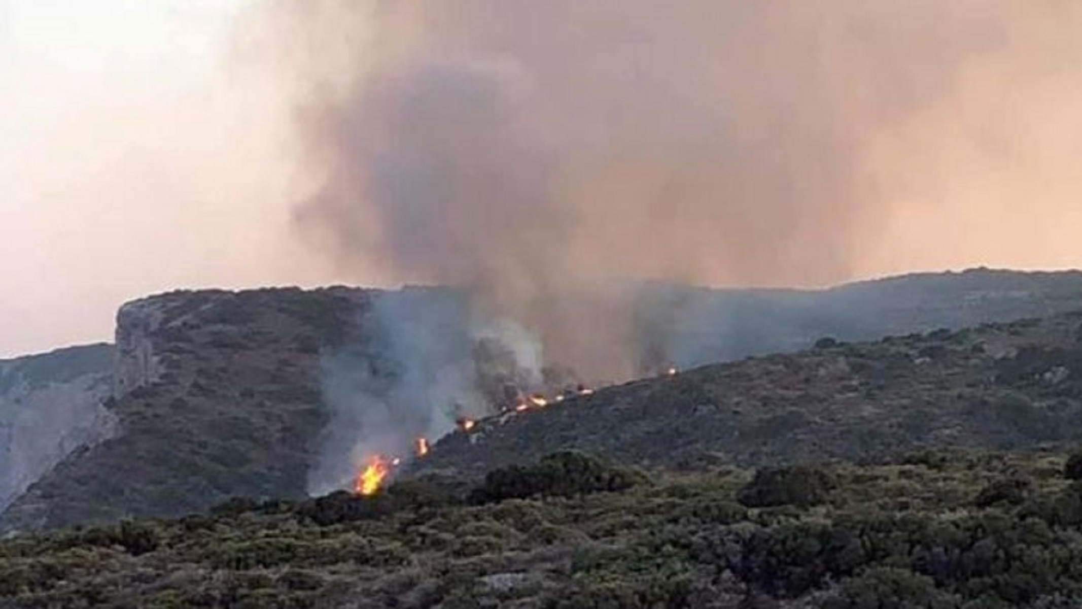 Φωτιά στα Κύθηρα: Και εναέρια μέσα στη μάχη για την κατάσβεση της φωτιάς