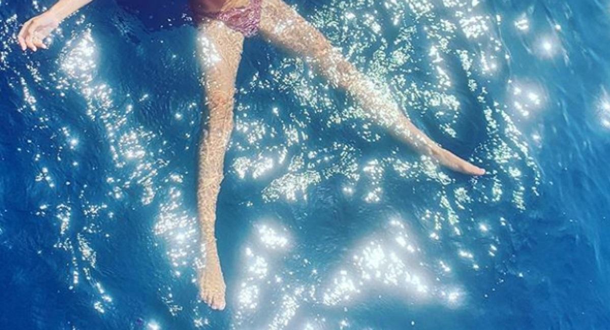 Βούτηξε στην πισίνα και πόζαρε topless στον σύζυγό της! [pic]