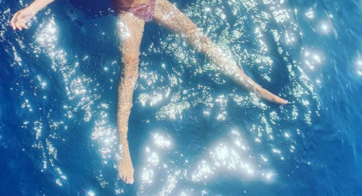Βούτηξε στην πισίνα και πόζαρε topless στον σύζυγό της! [pic]