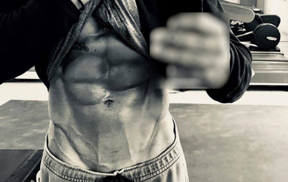 Σήκωσε την μπλούζα του και οι κοιλιακοί που αποκαλύφθηκαν μας άφησαν όλους με το στόμα ανοιχτό!