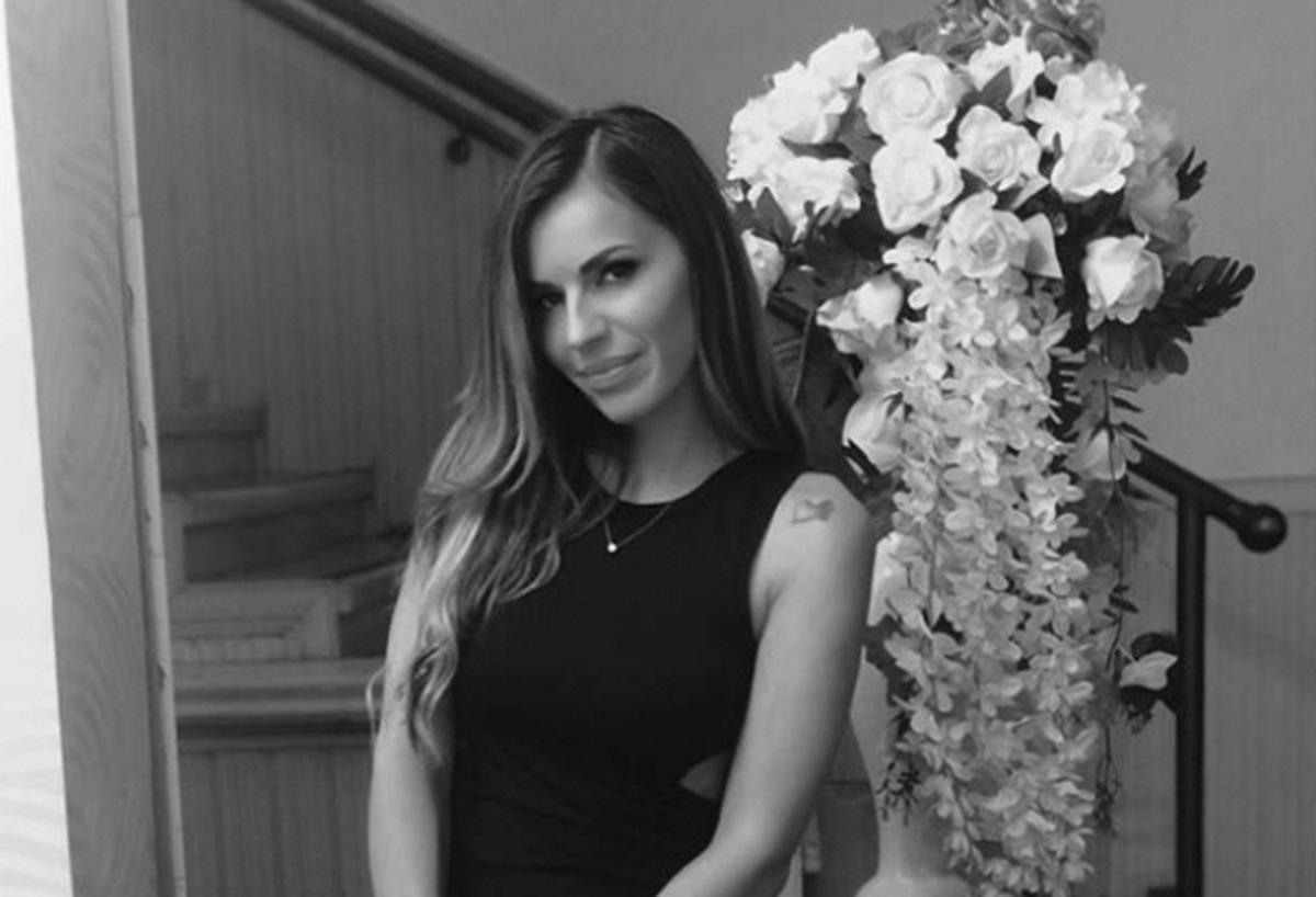 “Εγκεφαλικά” μοιράζει η Χριστίνα Κολέτσα με το αποκαλυπτικό μπλουζάκι της!