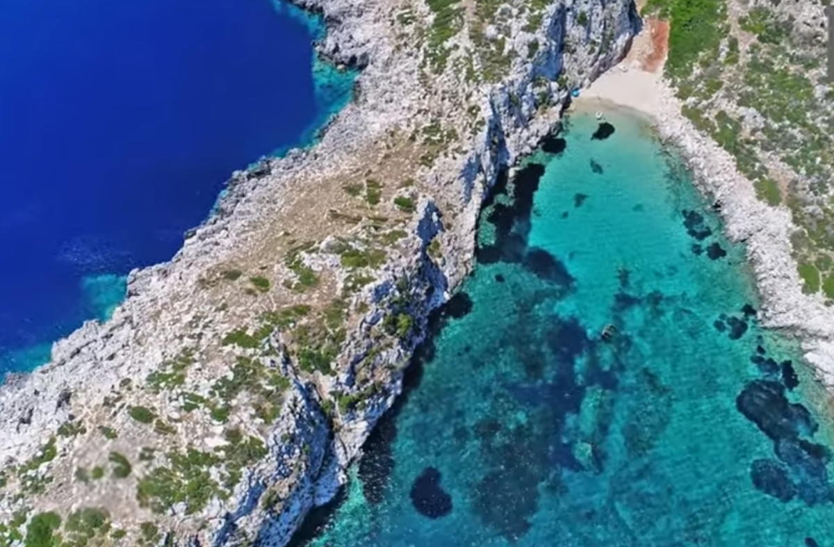 Το άγνωστο ελληνικό νησί με σχήμα κροκόδειλου – Το ναυάγιο και η εξωτική παραλία