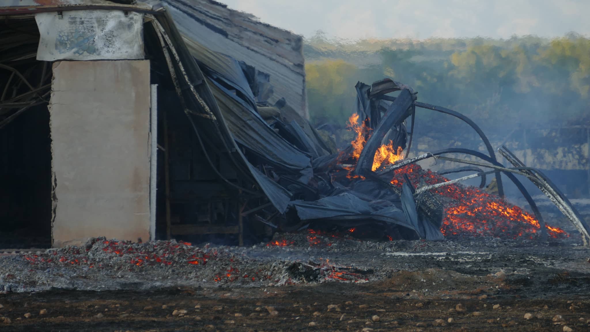 Στάχτη εργοστάσιο στη Λάρισα – Εικόνες απόλυτης καταστροφής [video]
