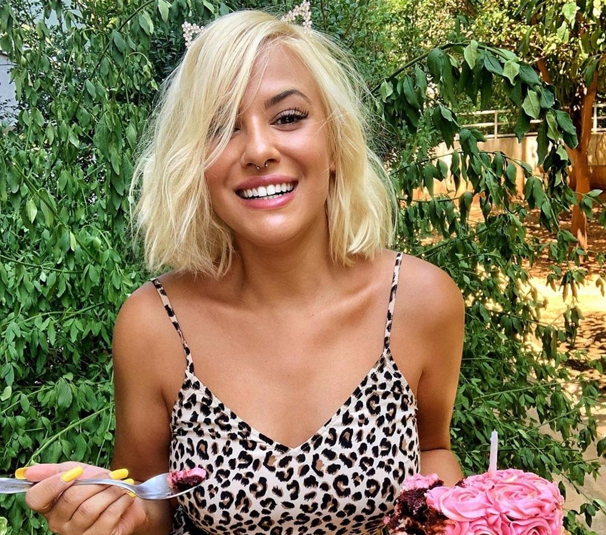 Λάουρα Νάργες: Φοράει ροζ μαγιό και μας δείχνει τις καμπύλες της!