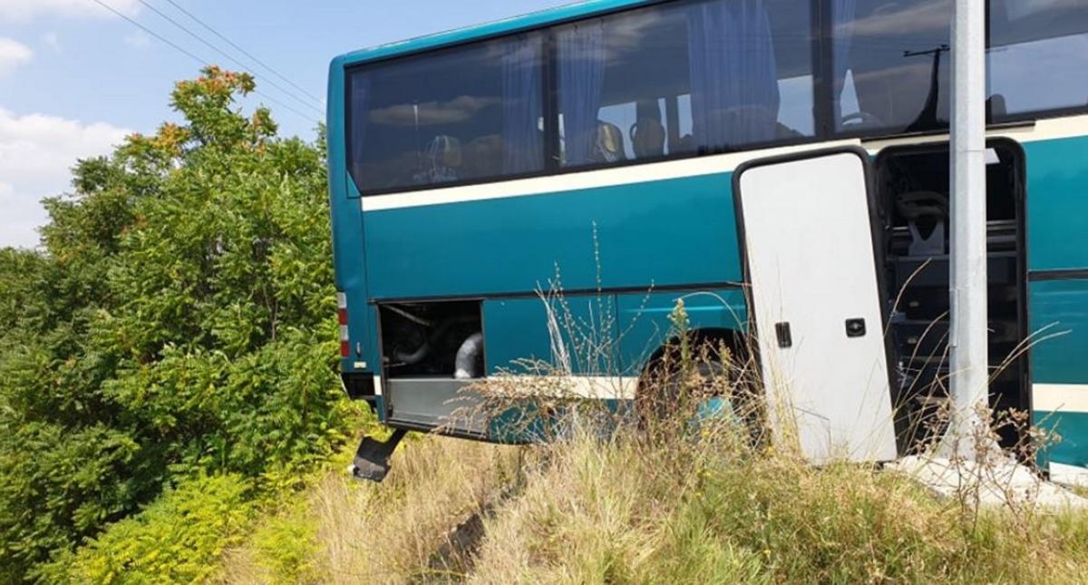 Λύθηκε το χειρόφρενο λεωφορείου και “έφυγε” προς το γκρεμό!