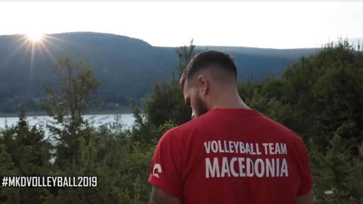 Η Εθνική βόλεϊ ανδρών των Σκοπίων φόρεσε μπλουζάκια που γράφουν Μακεδονία!