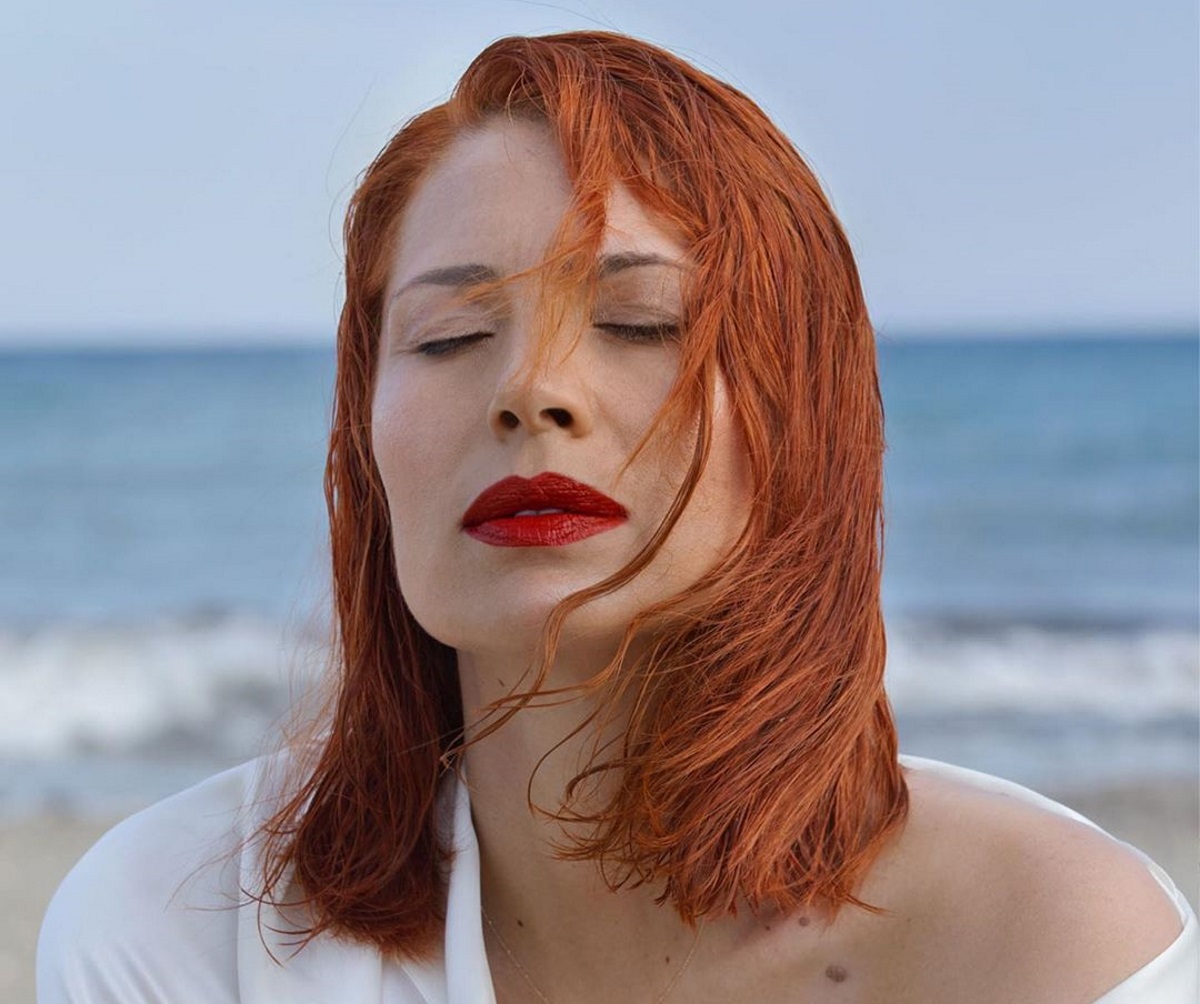 Η Μαρία Ηλιάκη ντύθηκε Μαίρη Παναγιωταρά και κάνει δουλειές του σπιτιού! Απολαυστικό βίντεο