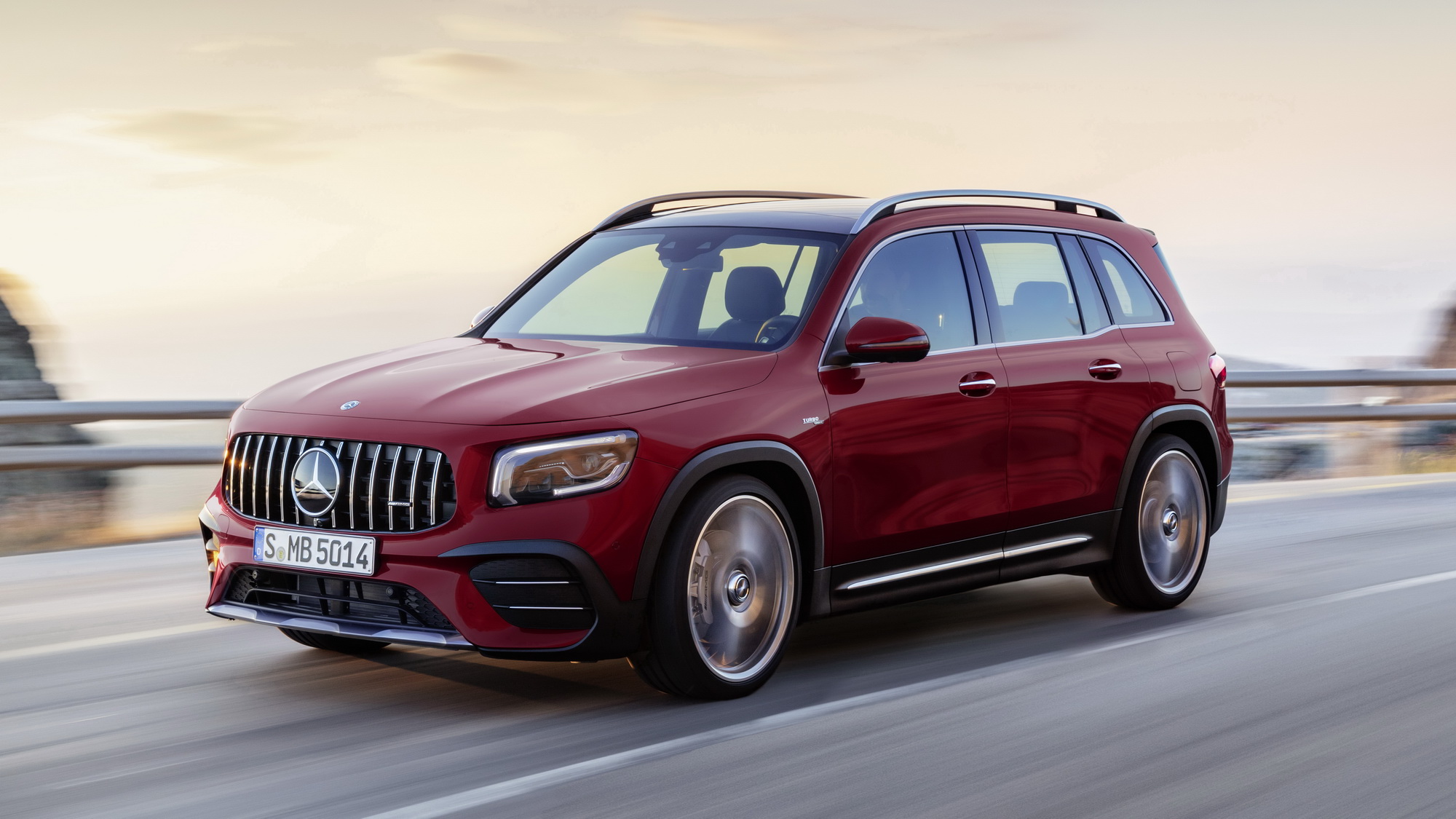 Η νέα Mercedes-AMG GLB 35 είναι μοναδική στο είδος της [vid]