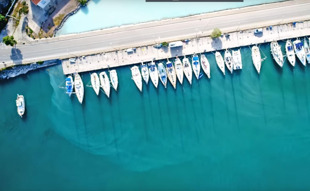 Η ελληνική ηφαιστειακή πισίνα από θειάφι που χύνεται στη θάλασσα