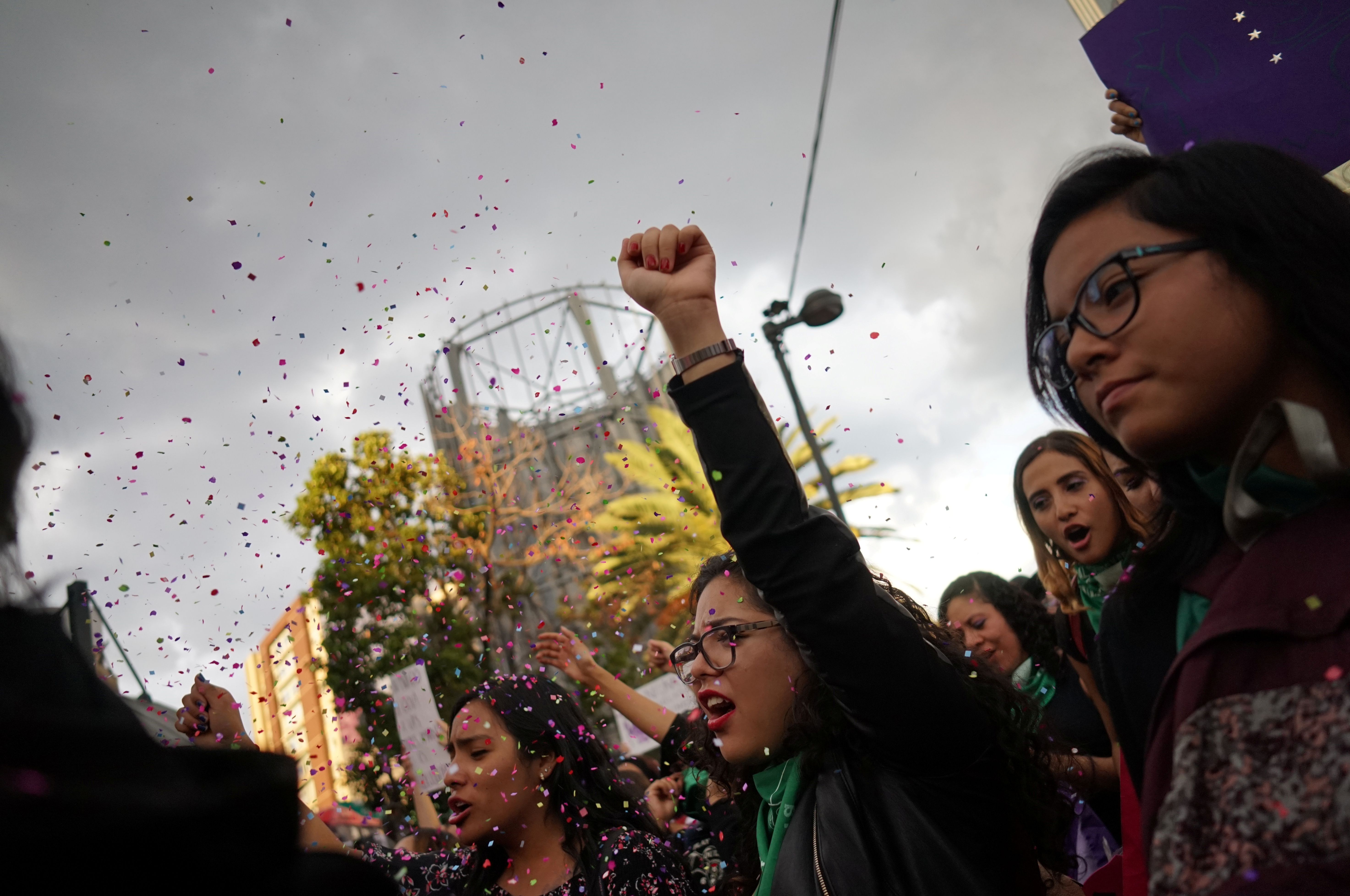 Μεξικό: Χιλιάδες γυναίκες διαδήλωσαν μετά τις καταγγελίες για βιασμούς εφήβων κοριτσιών από αστυνομικούς