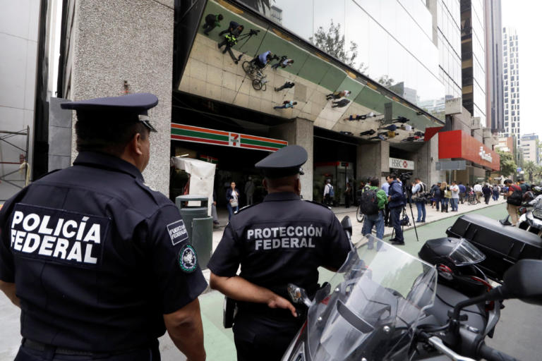 Μεξικό: Στρατιωτικοί και αστυνομικοί εμπλέκονται στην εξαφάνιση 43 φοιτητών – Δεκάδες εντάλματα σύλληψης