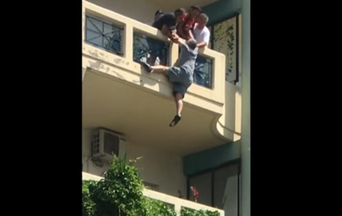 Ήρωας! Έσπασε δύο πόρτες και έσωσε άνθρωπο που κρεμόταν από μπαλκόνι!