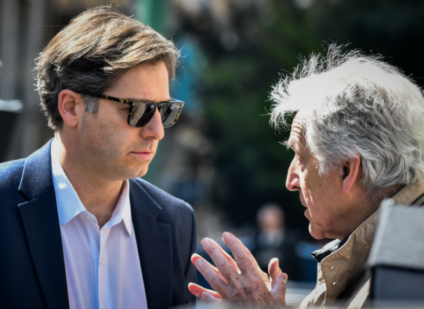 Ο Αλέξανδρος Μπουρδούμης μιλάει για τον ρόλο του ως Αλέξης Τσίπρας