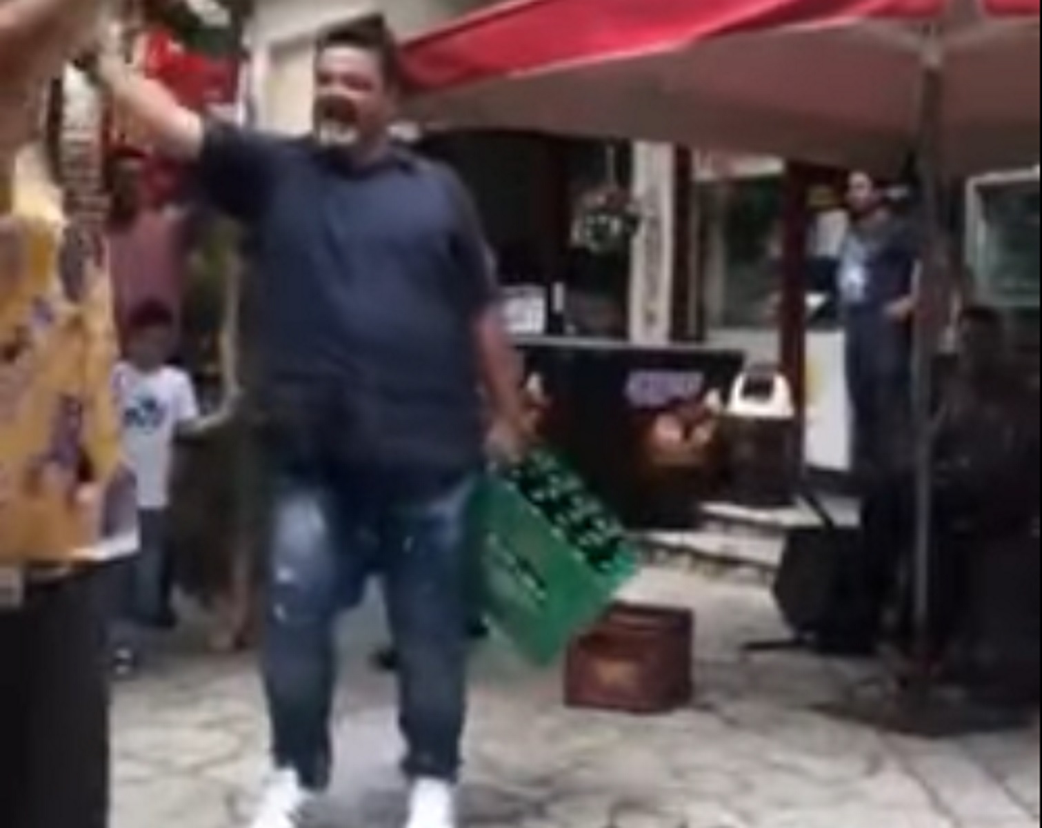 Έσπασε δυο τελάρα μπύρες στα πόδια της αγαπημένης του!