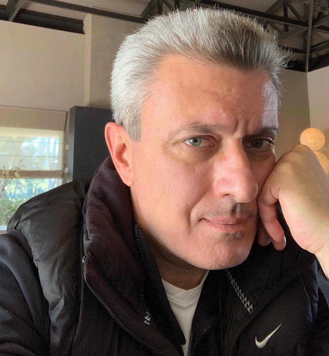 Ο Νίκος Χατζηνικολάου φωτογραφίζει τους τρεις γιους του στις διακοπές τους!